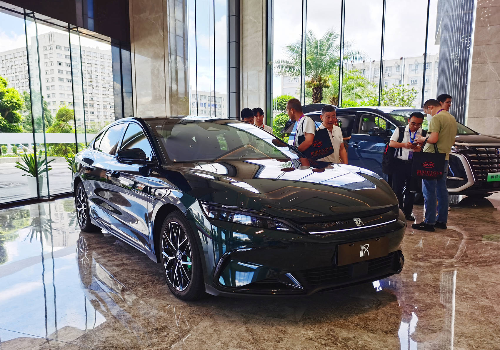 营收7771亿元<strong></p>
<p>理财考试</strong>，超越特斯拉！刚刚，比亚迪炸裂发布：拟派现超120亿元