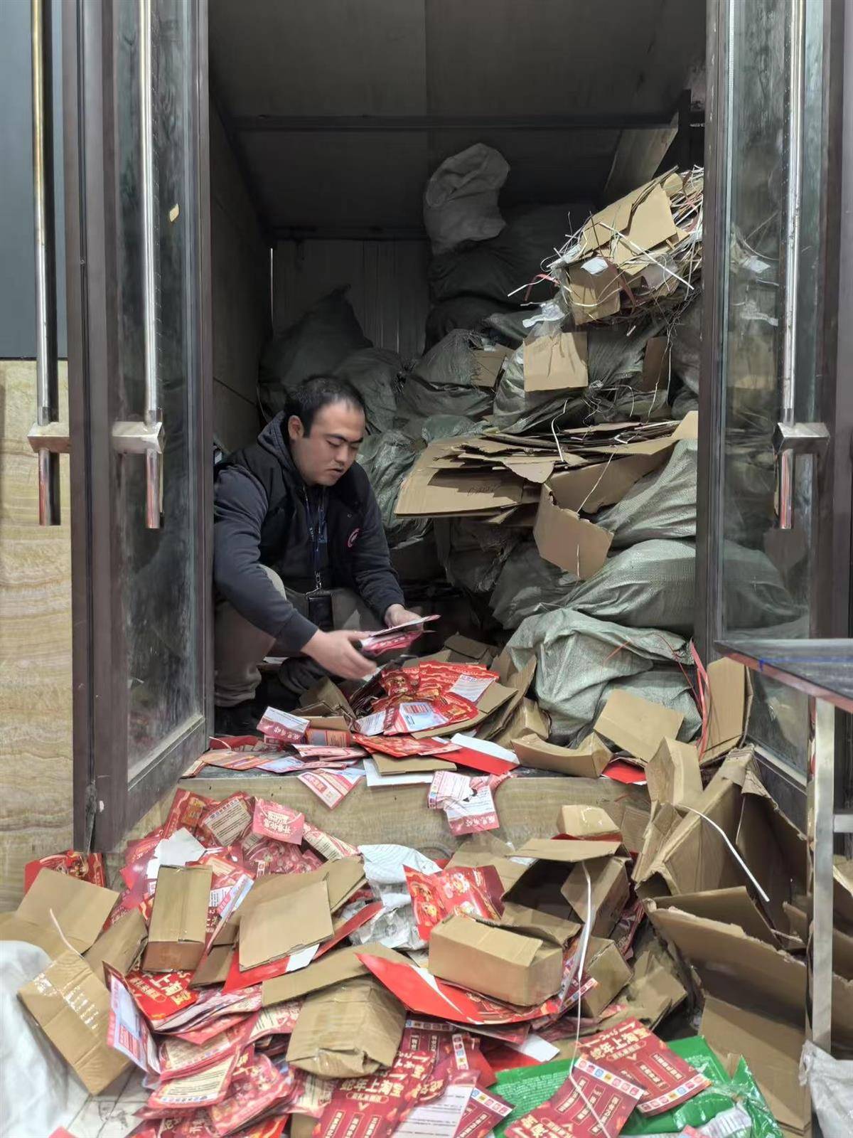 他发出的81万件快递全是电诈卡片<strong></p>
<p>理财币</strong>！武汉江岸警方破获特大诈骗案