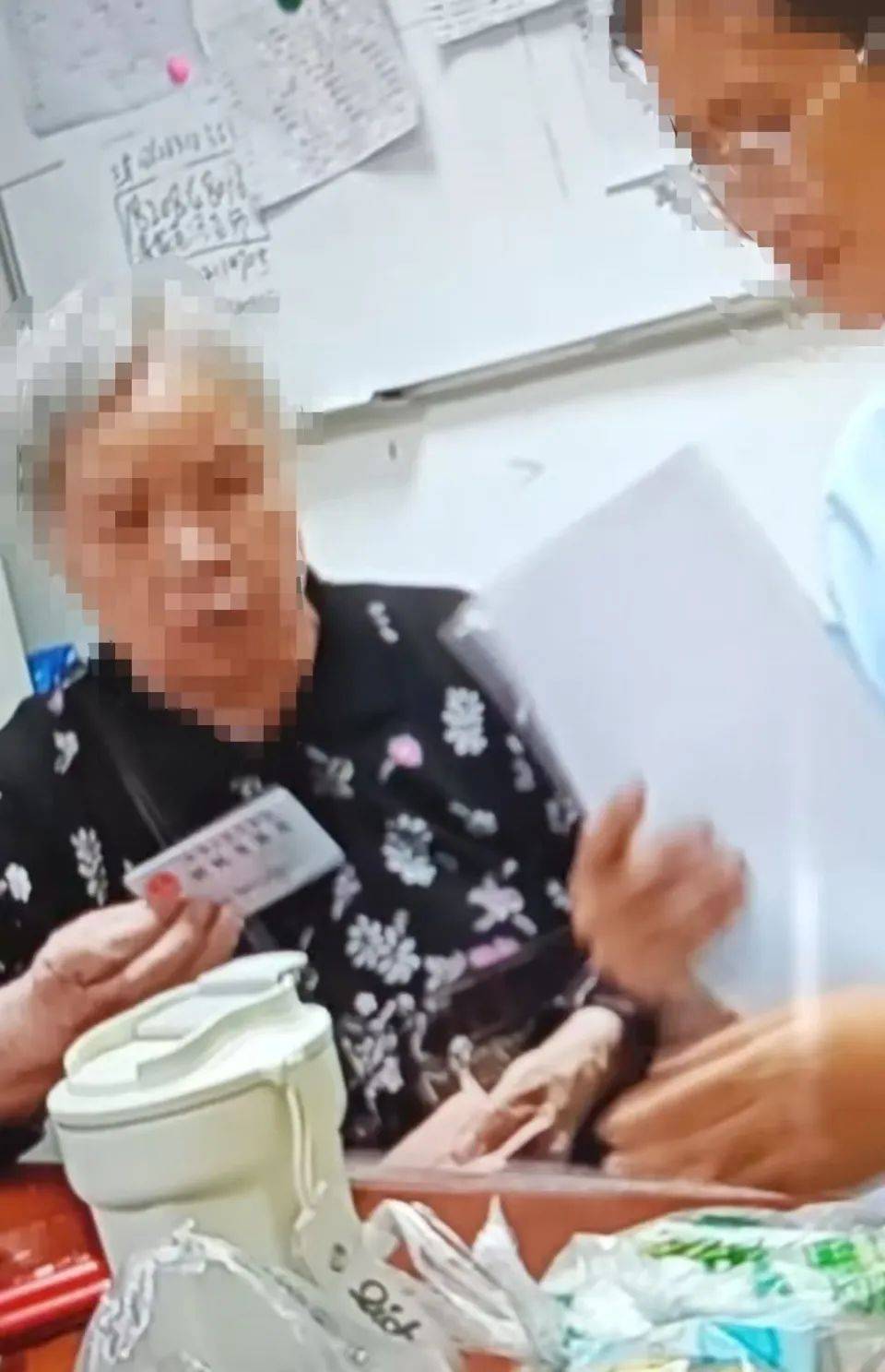 84岁老太被大女儿带出养老院<strong></p>
<p>理财币</strong>，取光40万存款！小女儿：养老院应担责