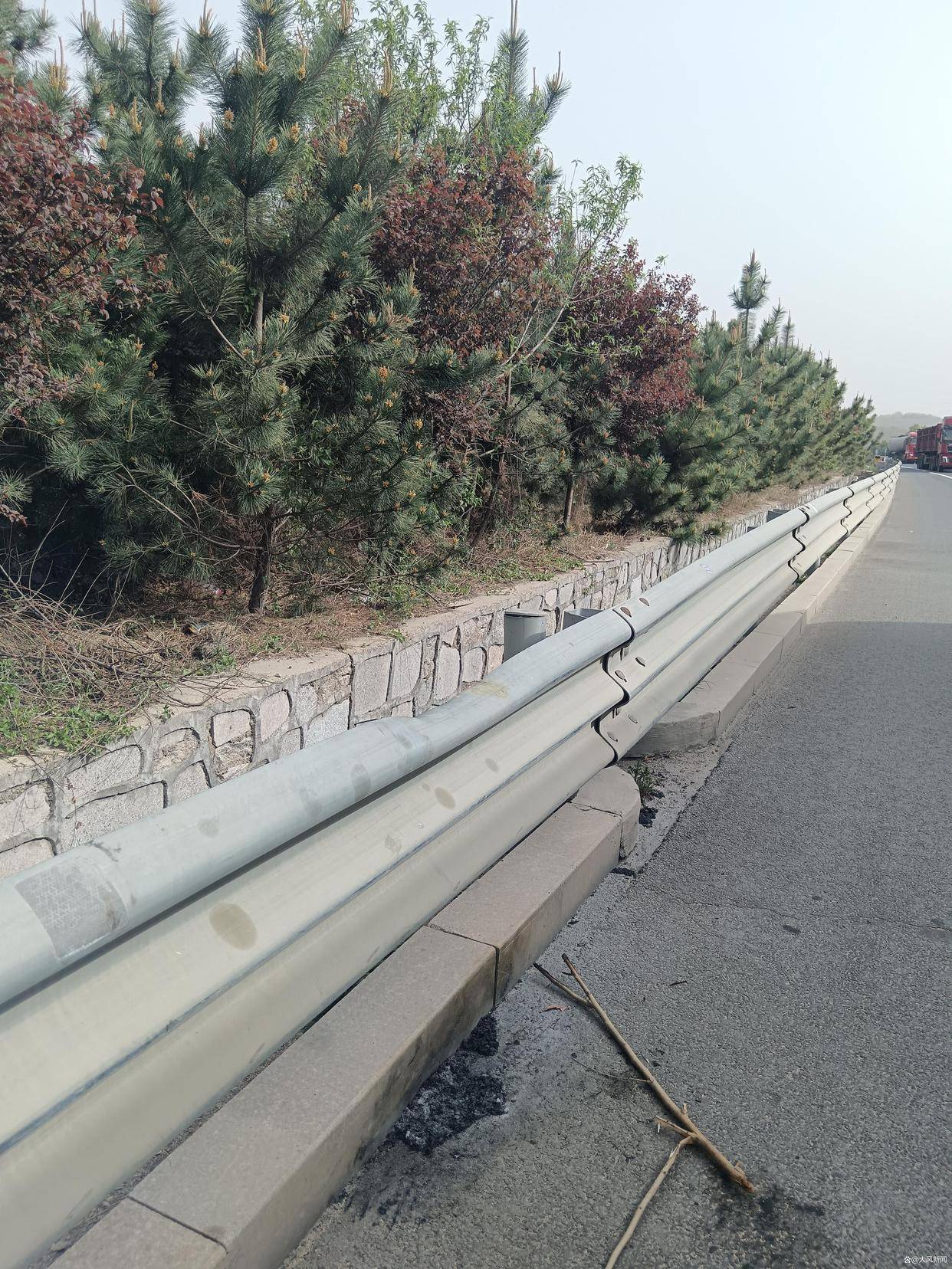 汽修店老板道路救援支千斤顶<strong></p>
<p>理财宣传</strong>，大货车箱体侧翻致其身亡；五莲县警方：不属车祸建议自诉