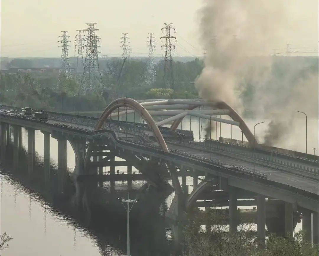 北京潮白河大桥部分路段起火坍塌<strong></p>
<p>理财所</strong>，官方：原因正调查