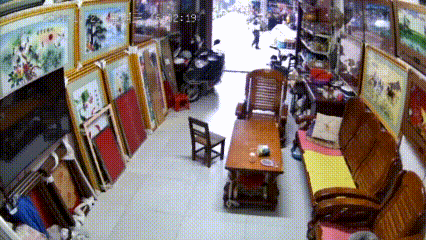 “交警持棍击倒电动车”处理结果披露：相关责任人被免职<strong></p>
<p>理财所</strong>，涉事警员被辞退