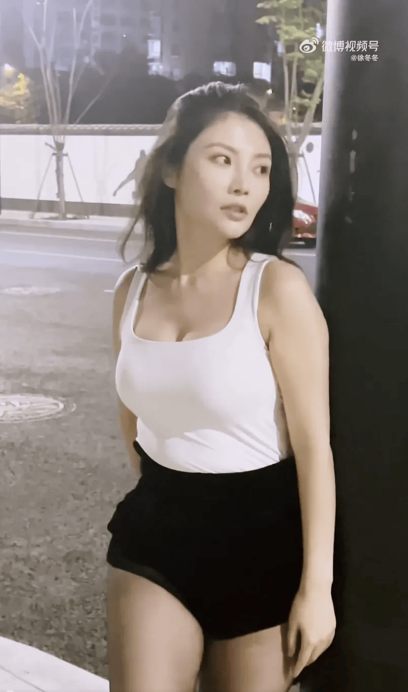 “椰树女神”徐冬冬大方晒照<strong></p>
<p>货币理财</strong>，并配文：我的蝴蝶袖，很丰腴！