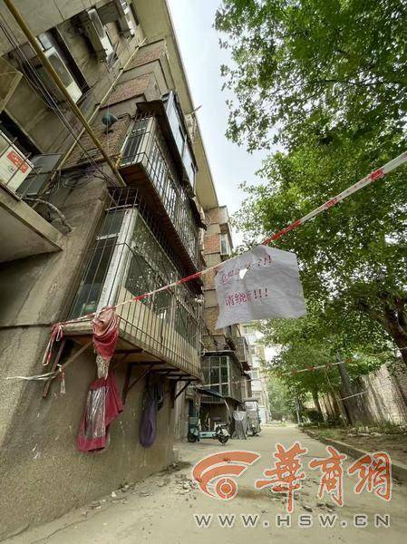 大风中西安一40年老楼两户阳台坠落<strong></p>
<p>理财金卡</strong>，居民担心危房盼安全鉴定