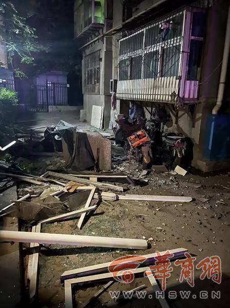 大风中西安一40年老楼两户阳台坠落<strong></p>
<p>理财金卡</strong>，居民担心危房盼安全鉴定