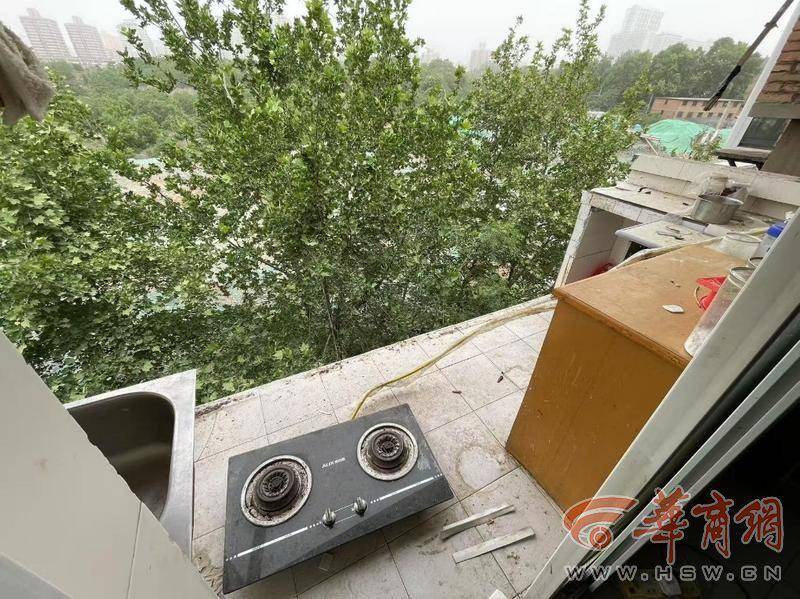 大风中西安一40年老楼两户阳台坠落<strong></p>
<p>理财金卡</strong>，居民担心危房盼安全鉴定