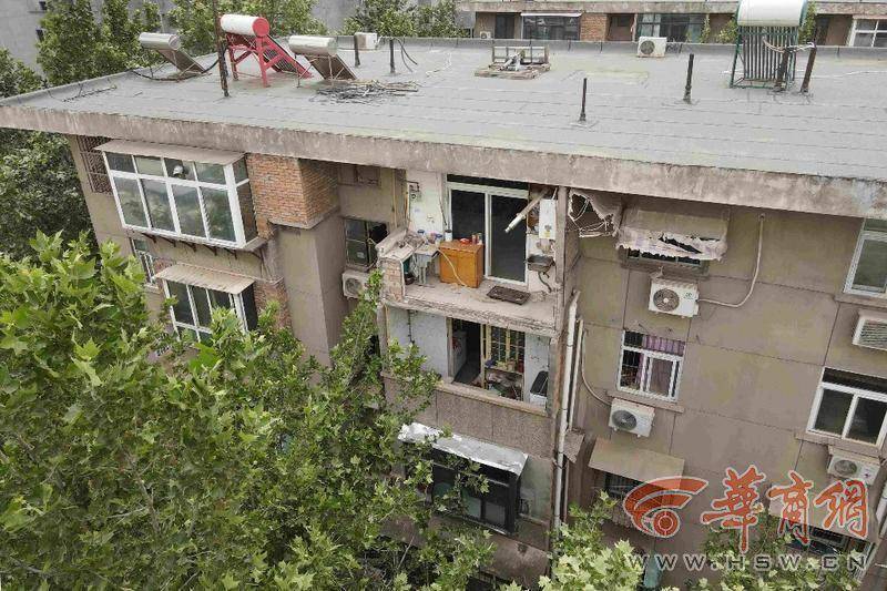 大风中西安一40年老楼两户阳台坠落<strong></p>
<p>理财金卡</strong>，居民担心危房盼安全鉴定