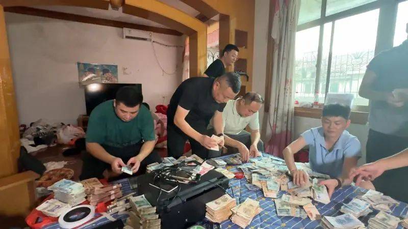 每天印多少花多少<strong></p>
<p>财宝理财</strong>，夫妻俩家中合伙印制20多万元假币，双双被拘