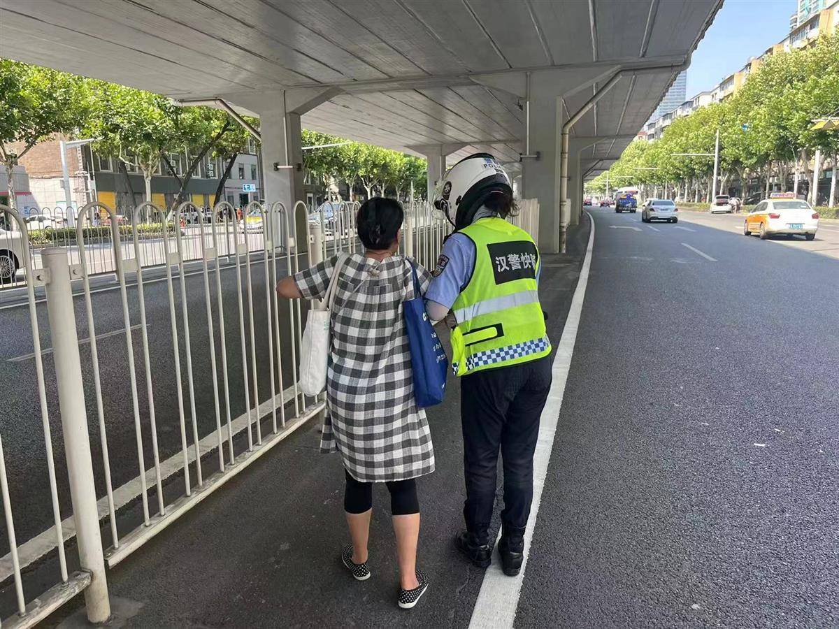 “姑娘<strong></p>
<p>生活理财</strong>，又是你，真有缘呀！”婆婆第三次在车流中遇到她