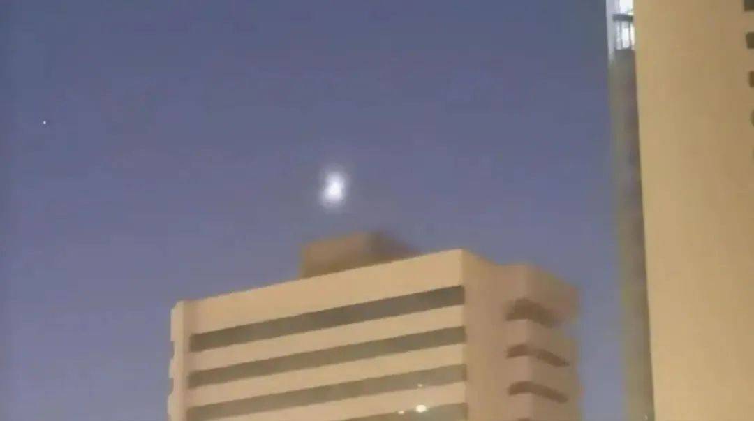 新疆夜空不明飞行物是什么<strong></p>
<p>香港理财</strong>？揭秘来了