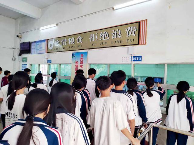 “小官巨贪校长”<strong></p>
<p>靠谱的理财</strong>，让乡镇初中生吃不饱