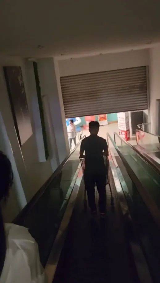 江苏苏州一大润发店员着急下班<strong></p>
<p>支付宝理财产品</strong>，强制关闭载客中电梯！经理致歉：已警告处罚