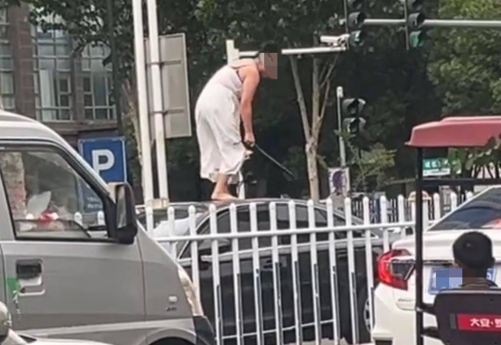 女子持械当街打砸多辆轿车<strong></p>
<p>理财产品怎么样</strong>，被顶在挡风玻璃上前行，当地：女子当场被控制，警方介入调查