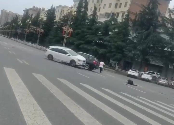 宝鸡一社区女书记当街开车追撵女子撞上电瓶车：两名女子被警方控制<strong></p>
<p>广发理财</strong>，两名伤者在医院治疗