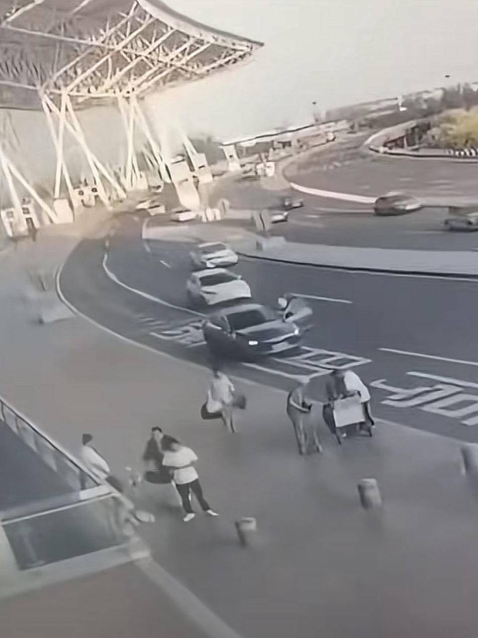 天津滨海机场一司机开门下车被相邻车道来车撞倒<strong></p>
<p>年理财产品</strong>，车门脱落 交警正调查，律师分析