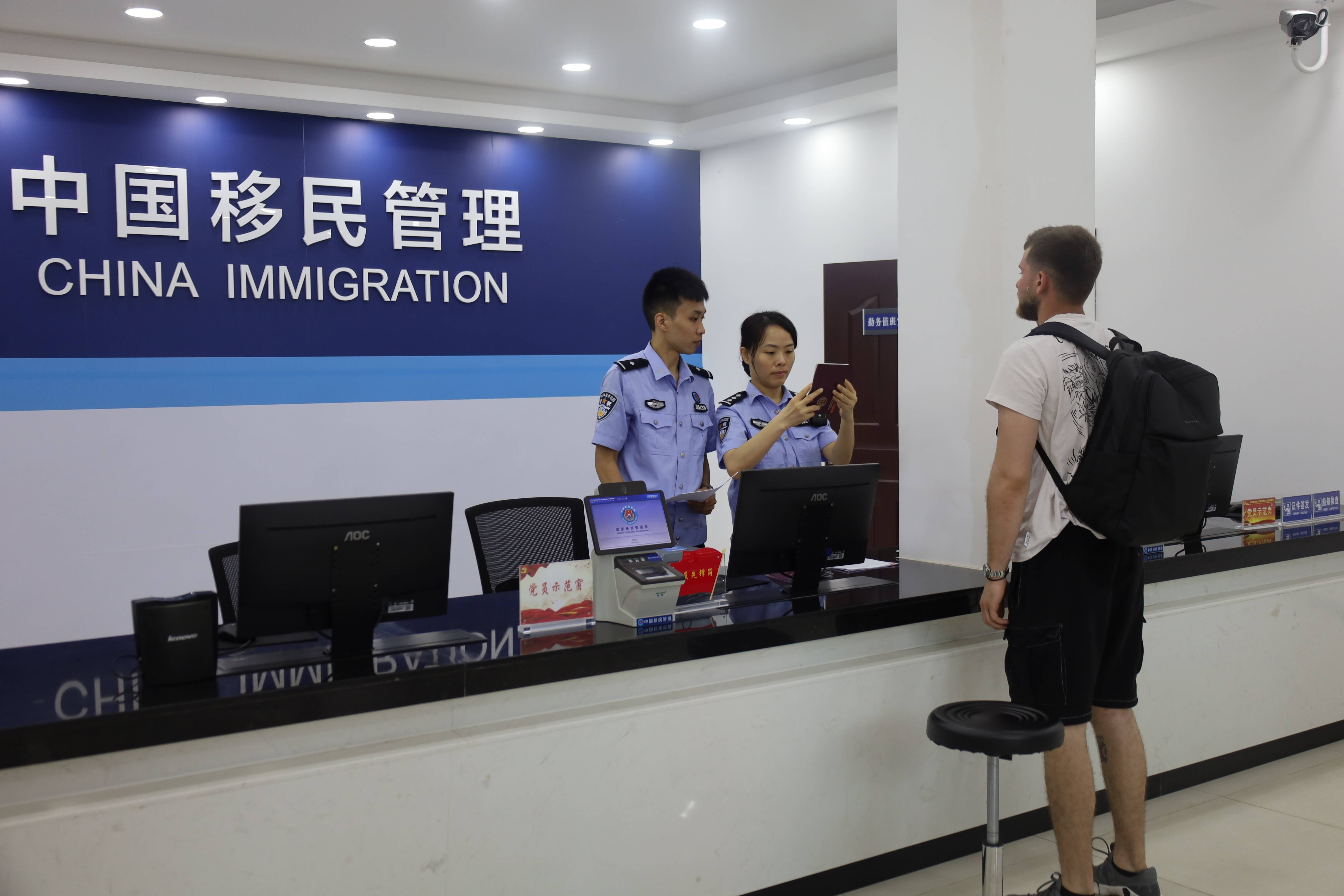 “第一次吃<strong></p>
<p>教育理财</strong>，像吃葡萄！”外籍船员在惠州品尝荔枝