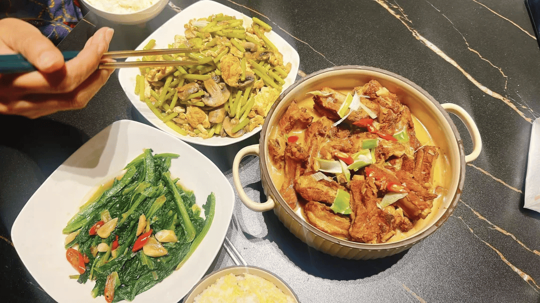 “包月800<strong></p>
<p>教育理财</strong>，不谈恋爱”，上门做饭的年轻人有多抢手