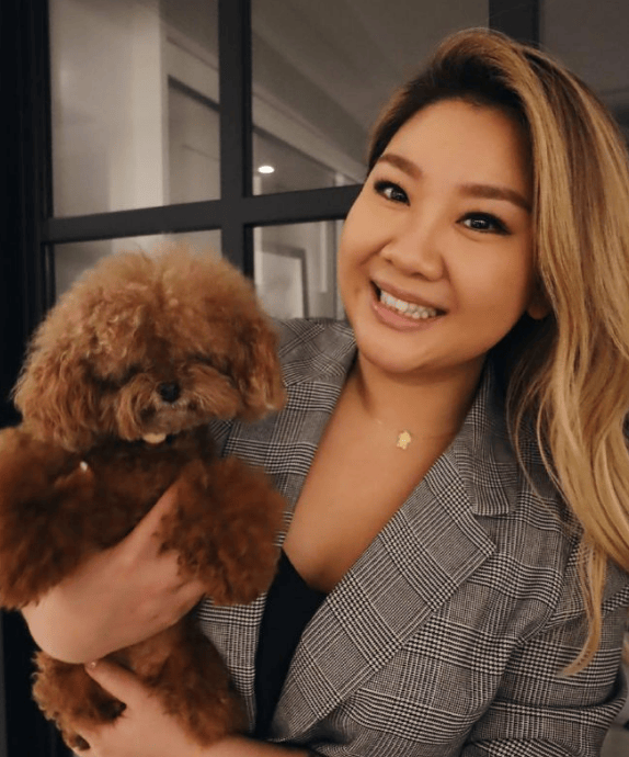 沈殿霞与郑少秋的女儿郑欣宜<strong></p>
<p>理财教育</strong>，成为本周补位歌手！官方介绍：郑欣宜的歌声是岁月酿造的蜜糖，带着治愈的甜与成长的收获