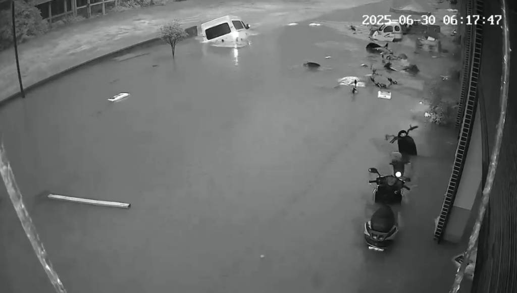 云南彝良县遭遇强降雨：有车辆被冲入河道<strong></p>
<p>券商理财</strong>，暂未接到伤亡报告