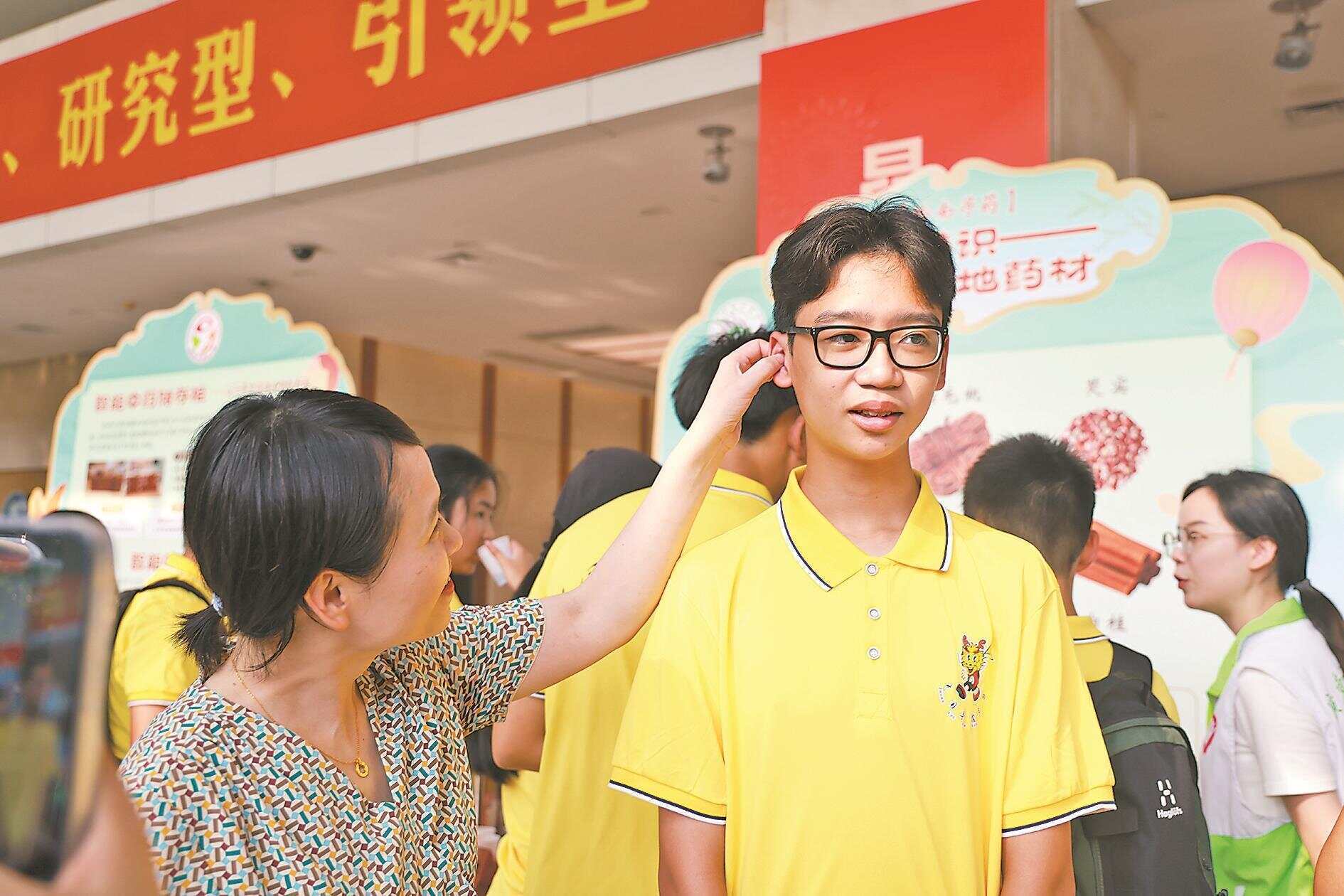 6年后<strong></p>
<p>理财网站</strong>，14岁印尼男孩一眼认出当年为他治病的中医