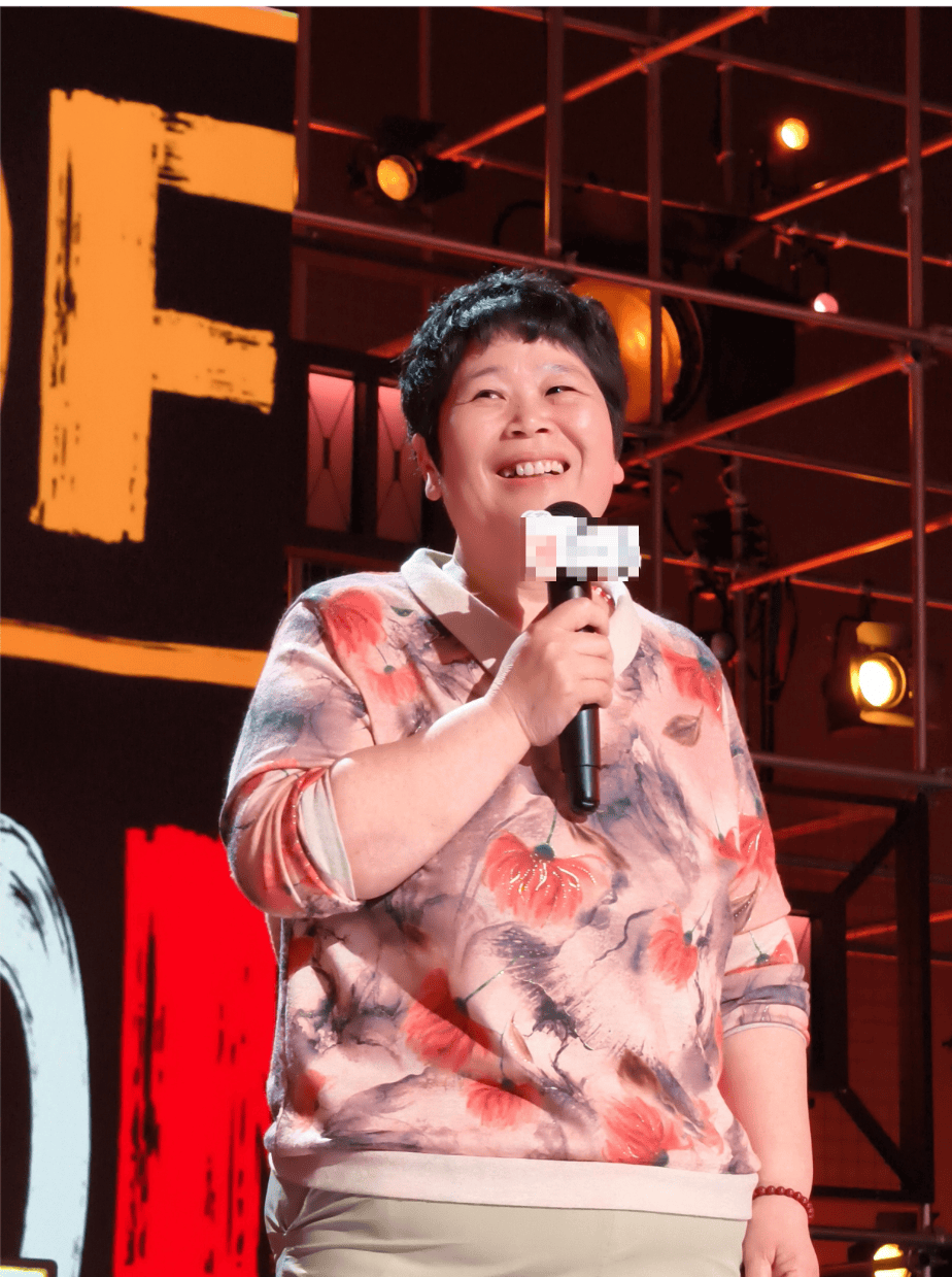 “绝经和出道同时来？”上海街头惊现她的巨幅海报<strong></p>
<p>惠理财</strong>！网友：笑着笑着就哭了