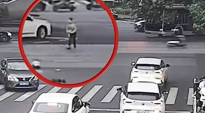 上海一8岁男童单独上路<strong></p>
<p>美元理财</strong>，闯红灯被车撞飞：“家长让我自己出来锻炼一下”