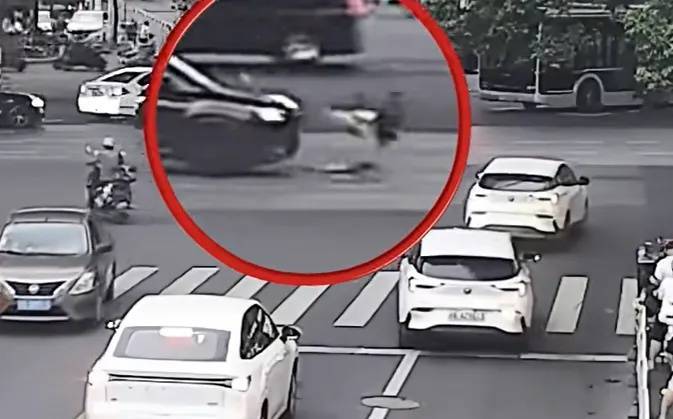 上海一8岁男童单独上路<strong></p>
<p>美元理财</strong>，闯红灯被车撞飞：“家长让我自己出来锻炼一下”