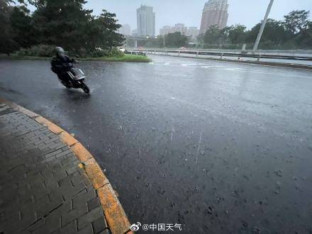 北京七区已现暴雨或大暴雨 早高峰城区及北部地区仍有明显降雨 注意出行安全<strong></p>
<p>交行理财</strong>！