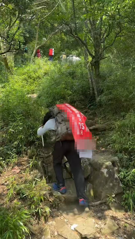 湖南一男子背40公斤蜜雪冰城上武功山售卖<strong></p>
<p>理财续费</strong>，当事人：收入不多纯体验，当负重训练