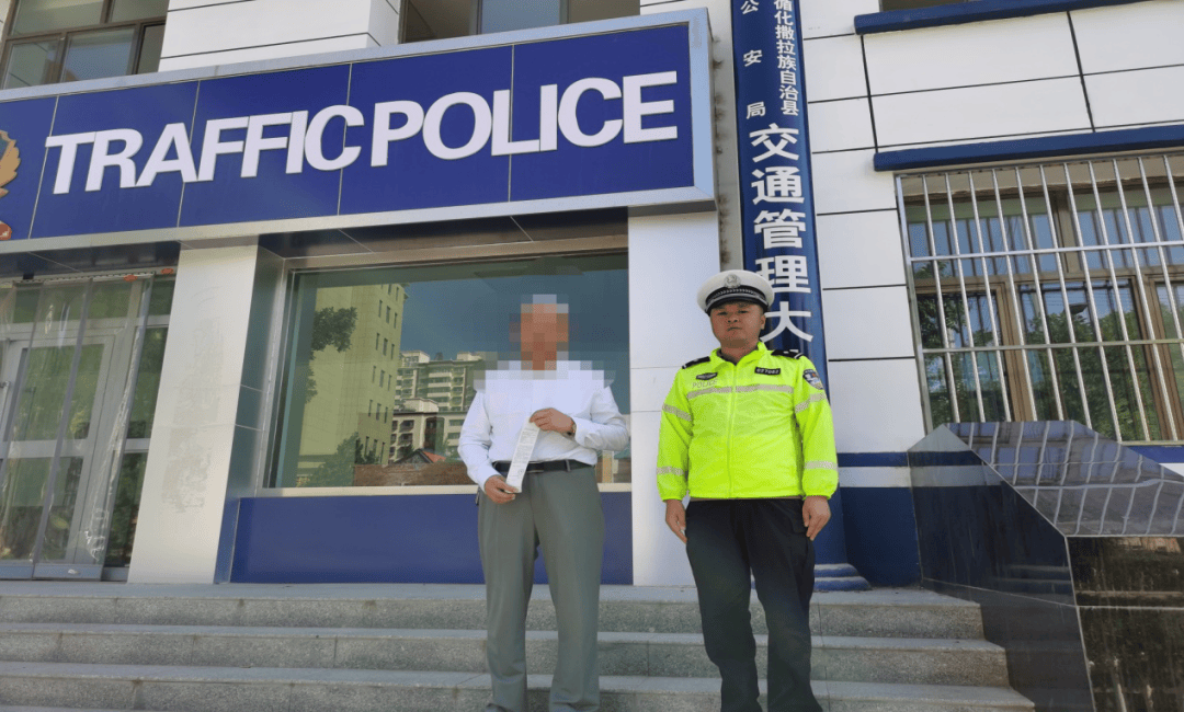 惊险<strong></p>
<p>网信理财</strong>！青海一女童竟端坐在行驶中的轿车车顶！