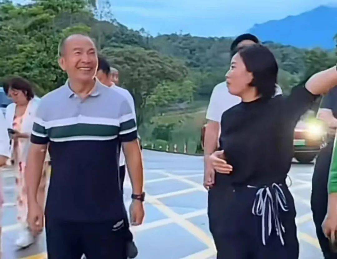 假院士招摇撞骗多年<strong></p>
<p>网信</strong>，为啥没人戳破？