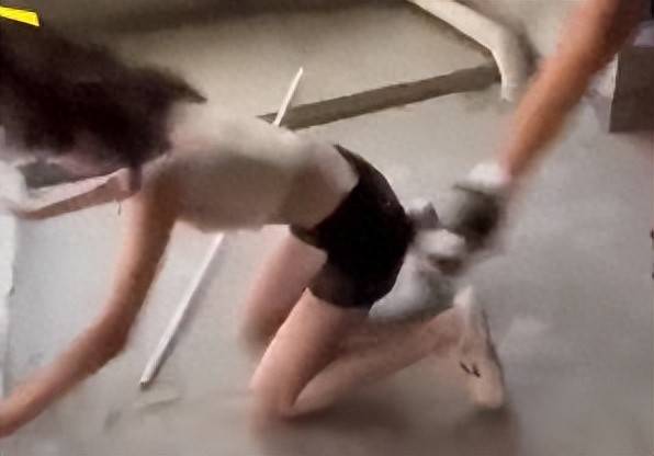 霸凌者开直播卖打人视频<strong></p>
<p>网信</strong>，未满十四岁就没事？
