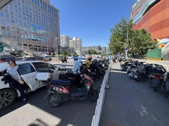 朝阳大悦城外<strong></p>
<p>基金理财产品</strong>，一连四个禁停标志都没用，就在这儿停车……