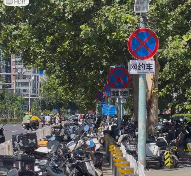 朝阳大悦城外<strong></p>
<p>基金理财产品</strong>，一连四个禁停标志都没用，就在这儿停车……