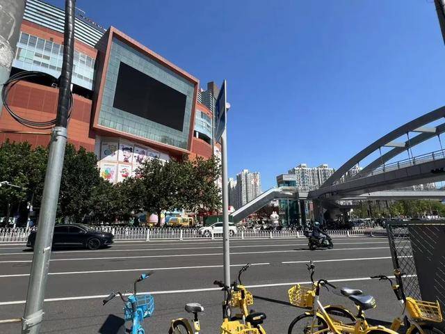 朝阳大悦城外<strong></p>
<p>基金理财产品</strong>，一连四个禁停标志都没用，就在这儿停车……