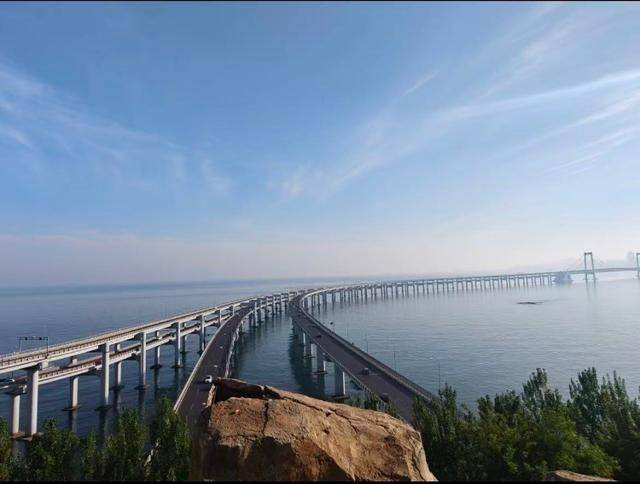 大连一跨海大桥观景台有游客翻栏杆踩空心造景石拍照<strong></p>
<p>民生银行理财</strong>，当地回应