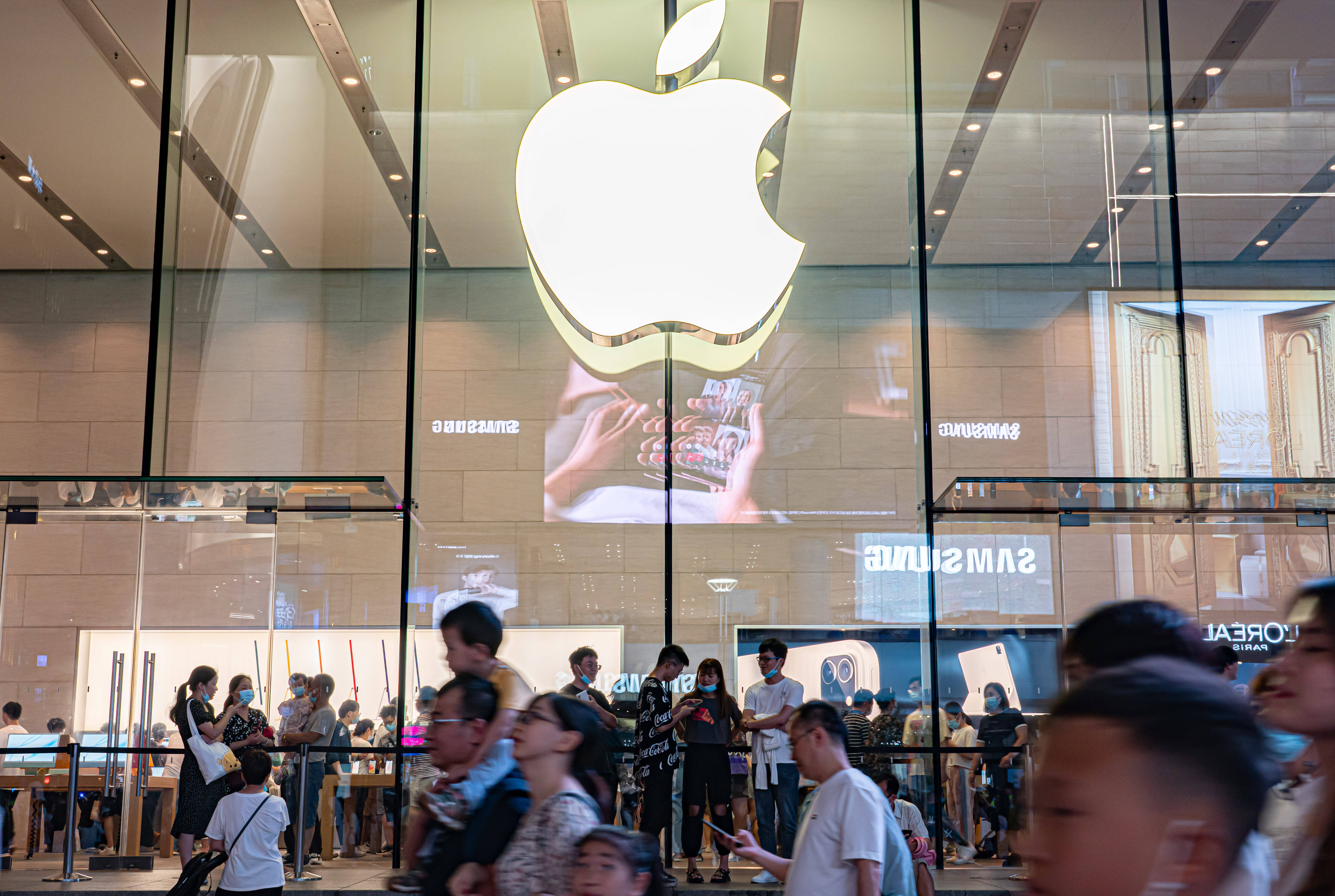 苹果被曝首款折叠iPhone出货量或达千万台<strong></p>
<p>20万理财</strong>，2028年将发布折叠iPad