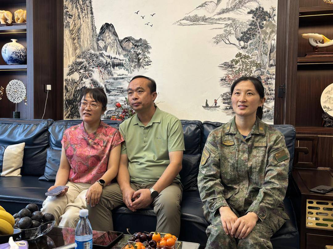 抗战胜利80周年大阅兵民兵方阵<strong></p>
<p>20万理财</strong>，有两名女生来自无锡地区