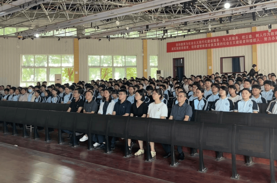 洛龙区开学第一堂法治课开讲啦<strong></p>
<p>20万理财</strong>！