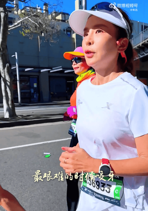 知名主持人朱迅跑完悉尼马拉松全马<strong></p>
<p>20万理财</strong>，开心大笑：又创造个人最好成绩