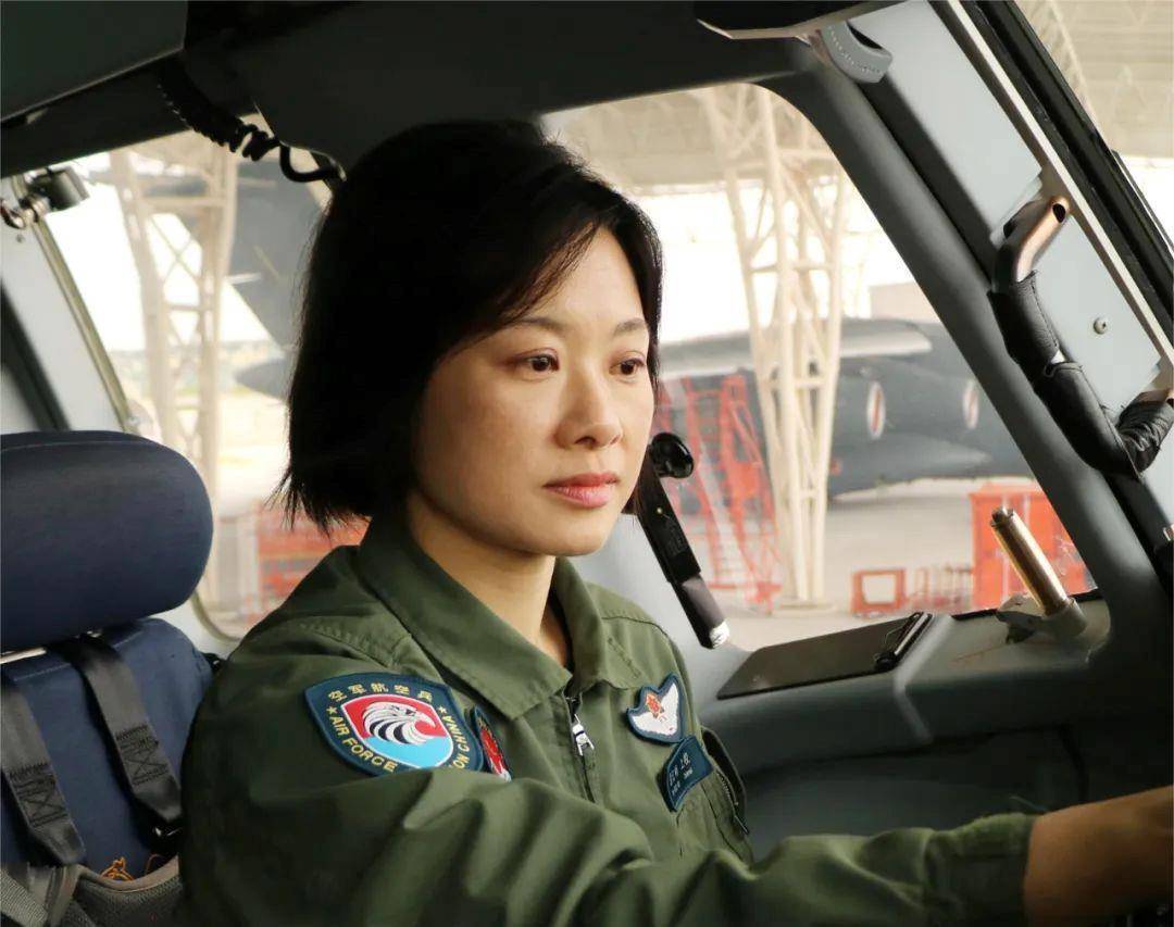 阅兵最帅女机长<strong></p>
<p>20万理财</strong>，是她！