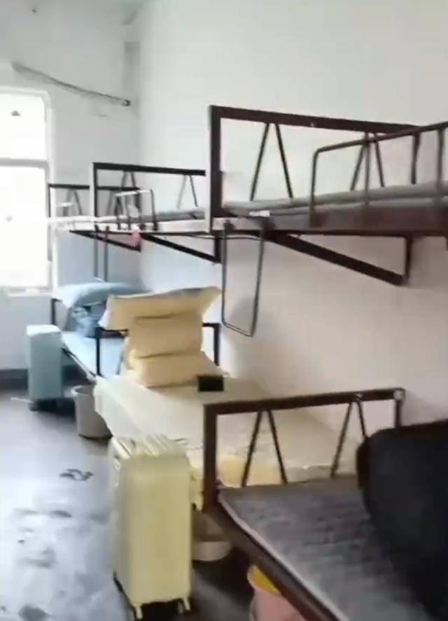 湖南一学生宿舍床铺仅用三角铁和螺丝固定<strong></p>
<p>100万理财</strong>，学校回应