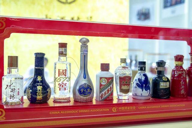“小甜水”扎堆<strong></p>
<p>100万理财</strong>，五粮液们盯上了年轻人