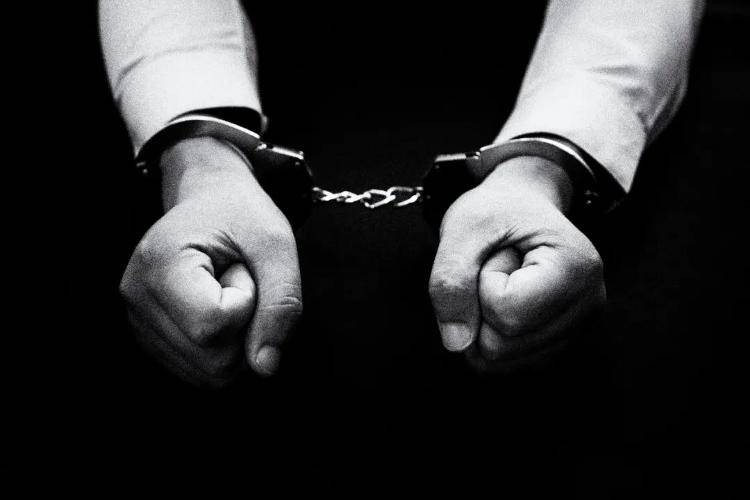 90后博士考公入职1个月<strong></p>
<p>100万理财</strong>，就因故意泄露国家秘密被抓