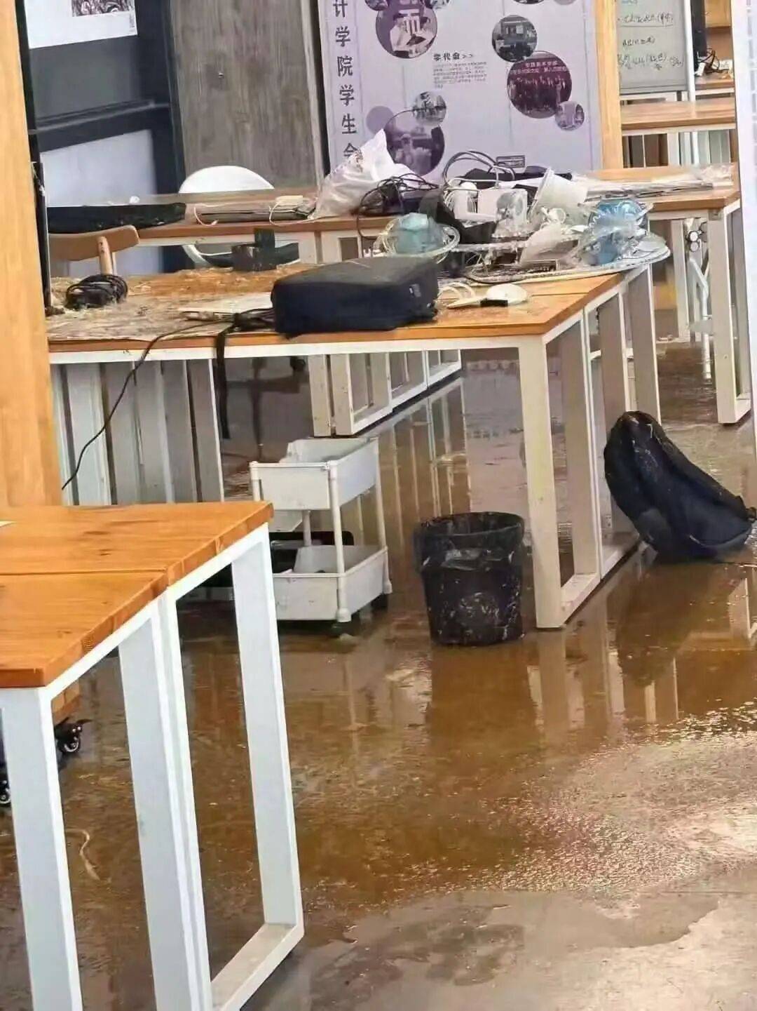 浙江杭州一女生教室正做作业<strong></p>
<p>国家理财</strong>，头顶管道破裂被污水淋头，情绪崩溃大哭，中国美院良渚校区：眼镜堵塞管道致泄漏，女生已得到安抚