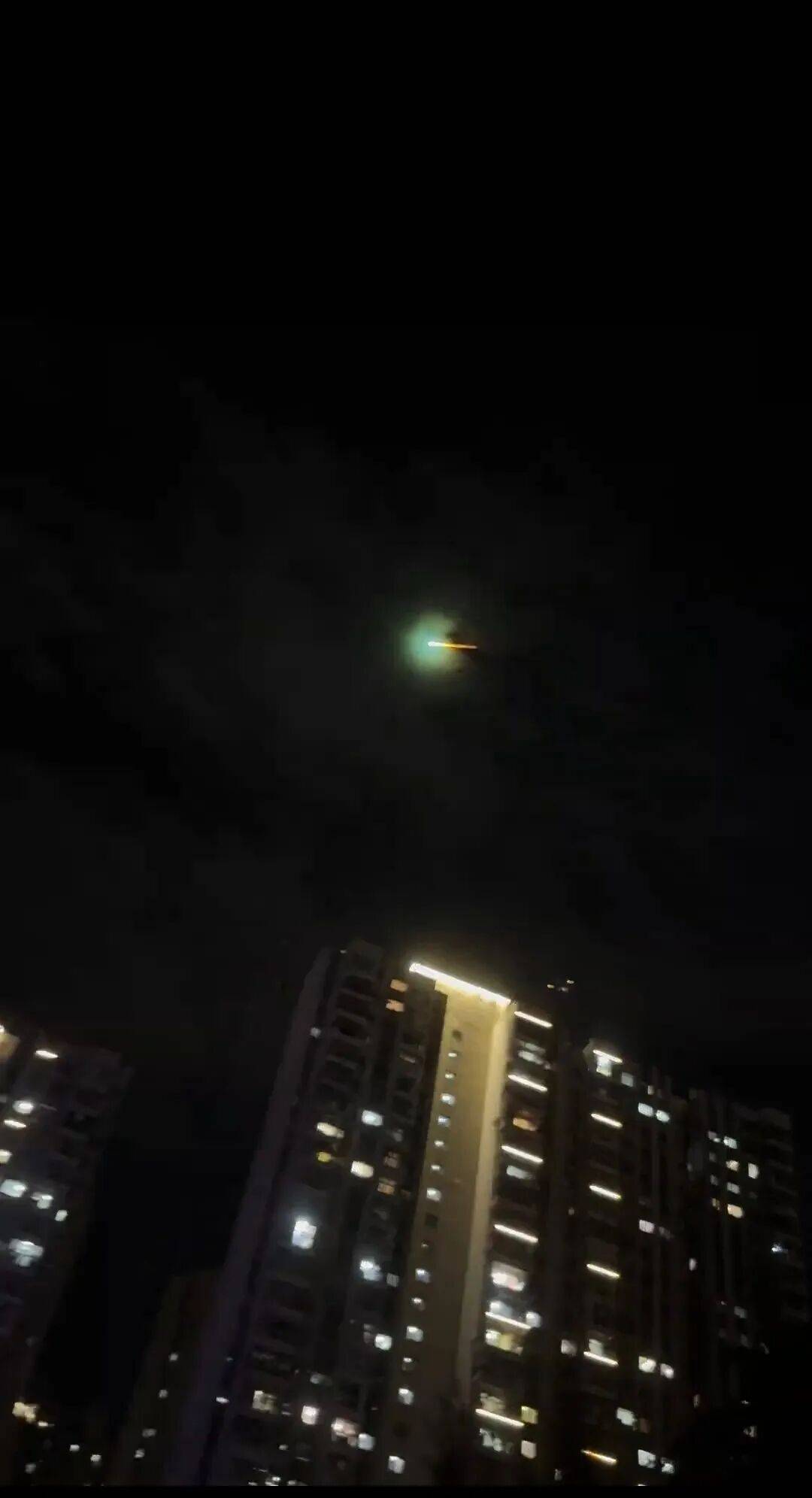 福建多地夜空现不明飞行物<strong></p>
<p>国家理财</strong>？目击者称速度极快放蓝绿色光芒