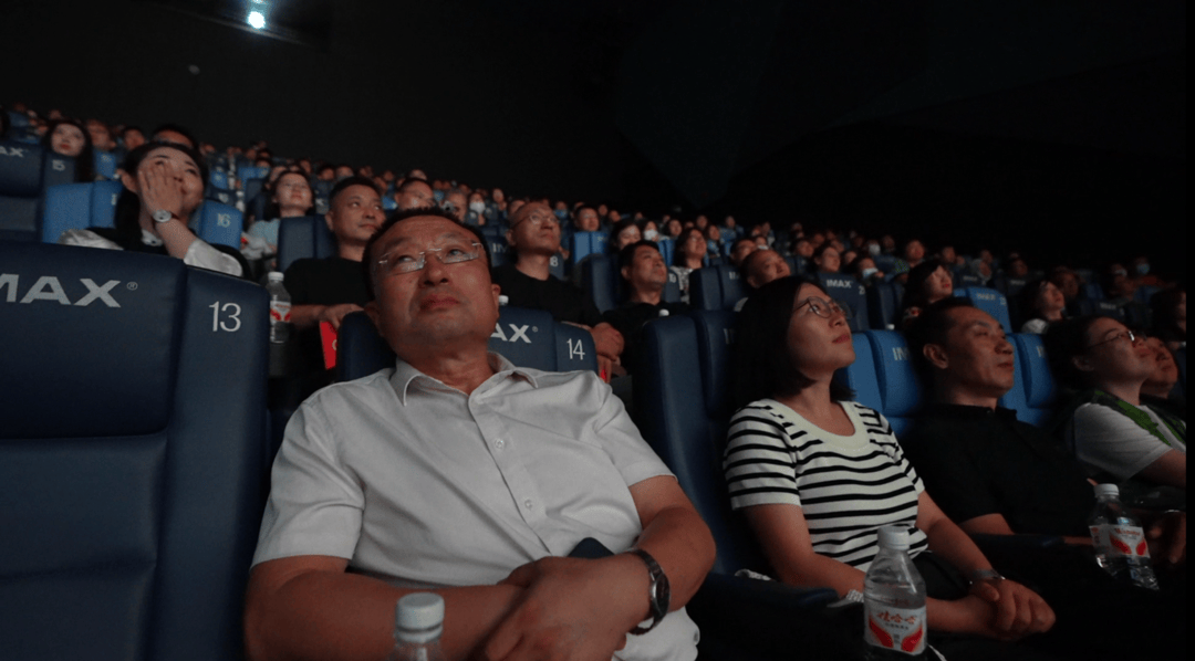 王亚平带<strong></p>
<p>定投理财</strong>你解锁《窗外是蓝星》里的“山东特产”