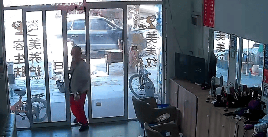 浙江一店主允许大妈门口摆摊<strong></p>
<p>定投理财</strong>，时常被大妈“投喂”蔬果：每次收摊时，都打扫得干干净净