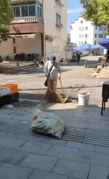 浙江一店主允许大妈门口摆摊<strong></p>
<p>定投理财</strong>，时常被大妈“投喂”蔬果：每次收摊时，都打扫得干干净净