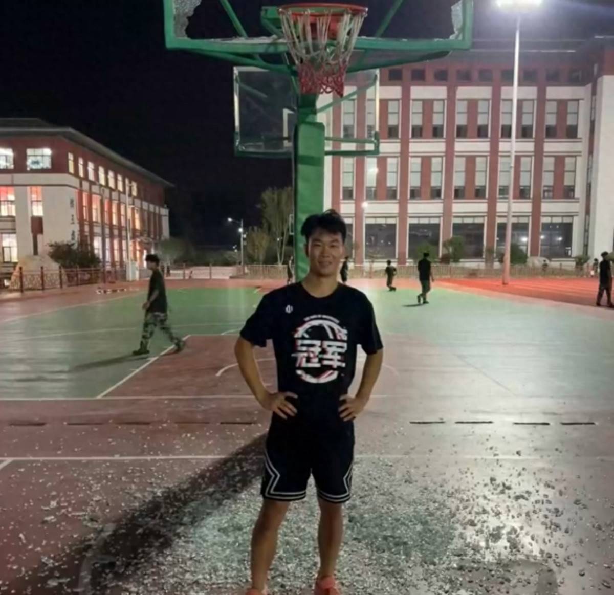 郑州178厘米大学生扣碎篮板<strong></p>
<p>中信银行理财</strong>，校方：说明弹跳力好！学校出资购买新篮板，已安装好